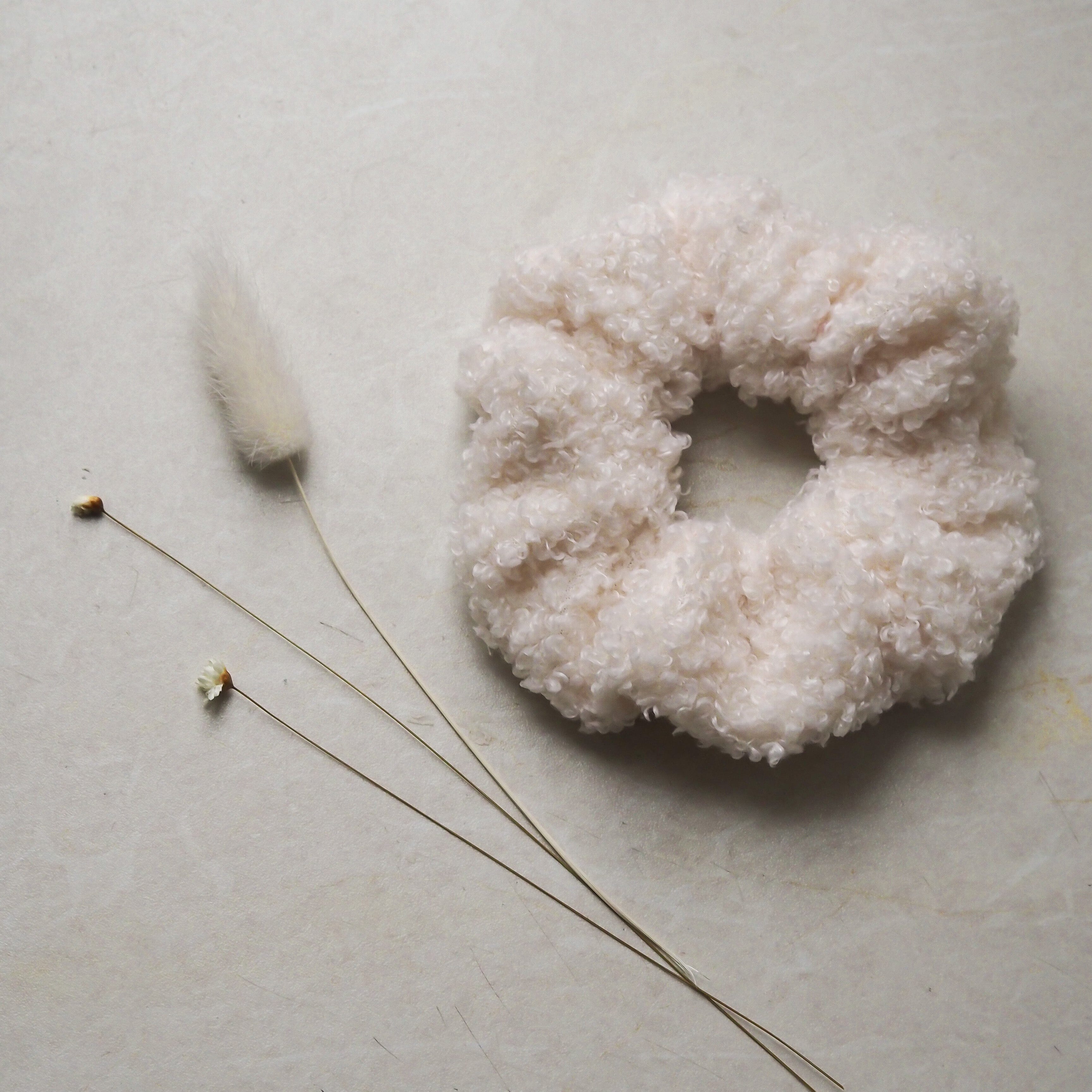 Scrunchie Boucle Creme von selected by edel weiss edel weiss
