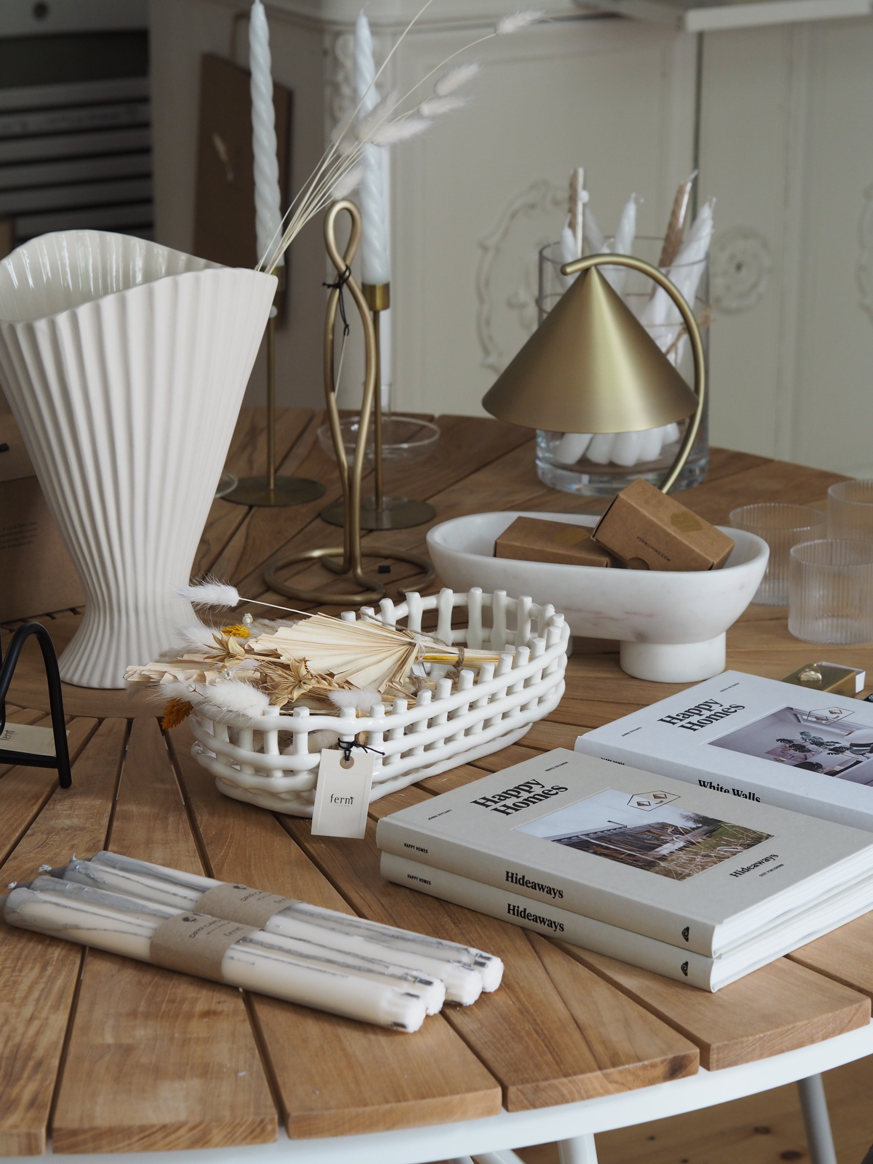 edel weiss Store in Berlin - Tisch mit Büchern und Kerzen