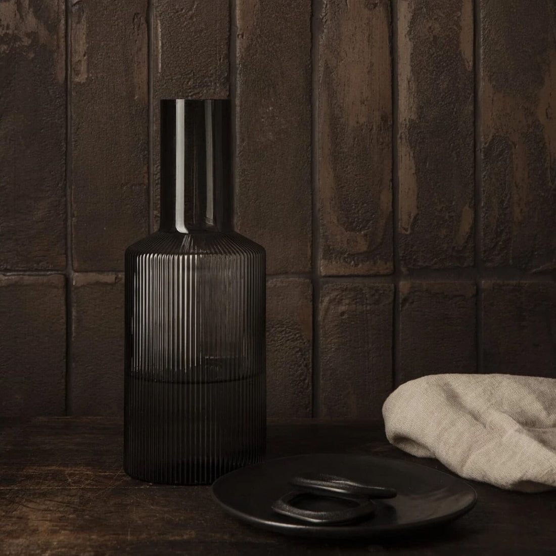 Ripple Karaffe (smoked grey) von ferm LIVING edel weiss