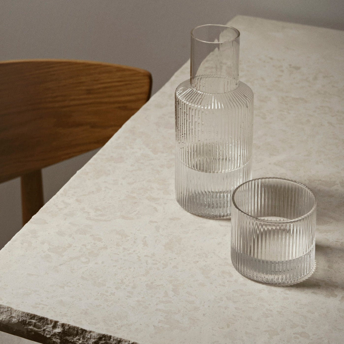 Ripple Set Karaffe und Glas von ferm LIVING edel weiss