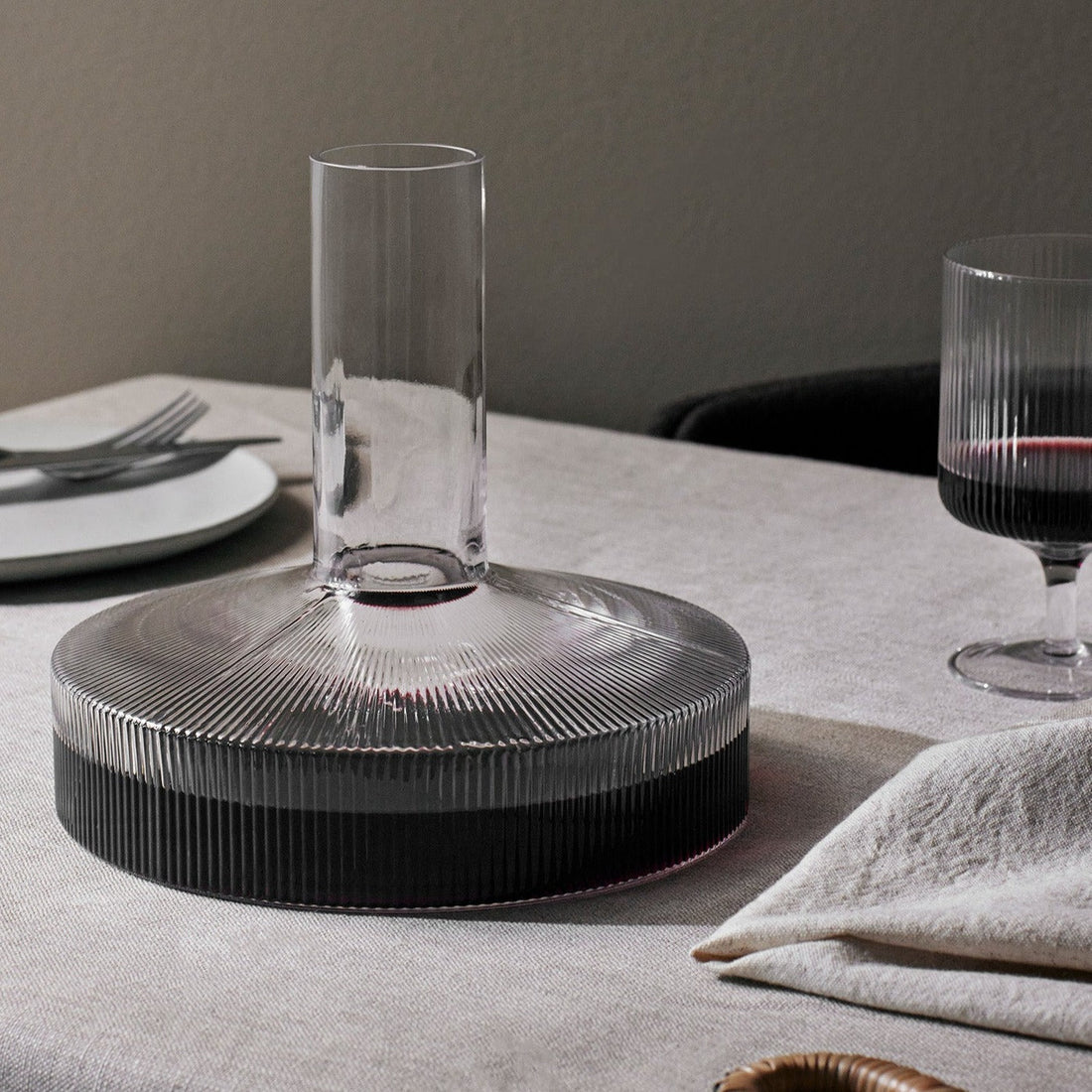 Ripple Weinkaraffe von ferm LIVING edel weiss