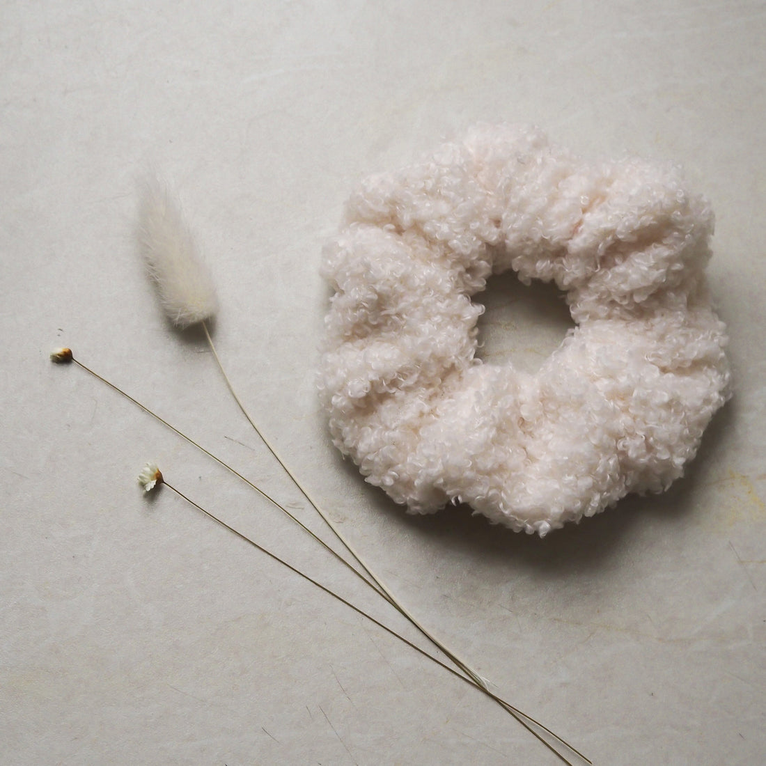 Scrunchie Boucle Creme von selected by edel weiss edel weiss